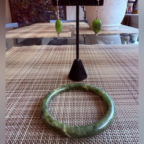 New Jade Bangle Bracelet & Coordinating Dangling Green Earrings. - Picture 2 of 7